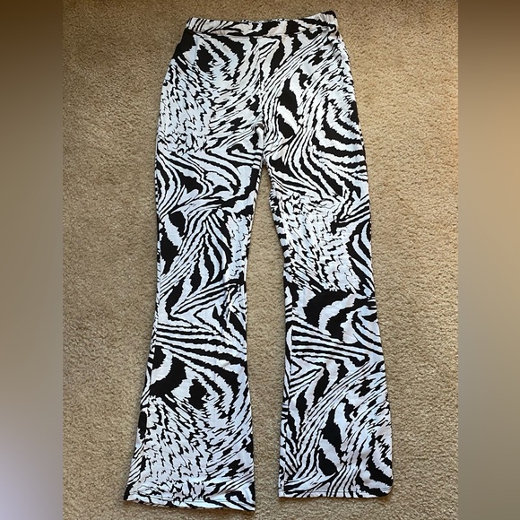 Urban Outfitters - Urban Renewal Abstract Zebra Flare Pant - Picture 1 of 6